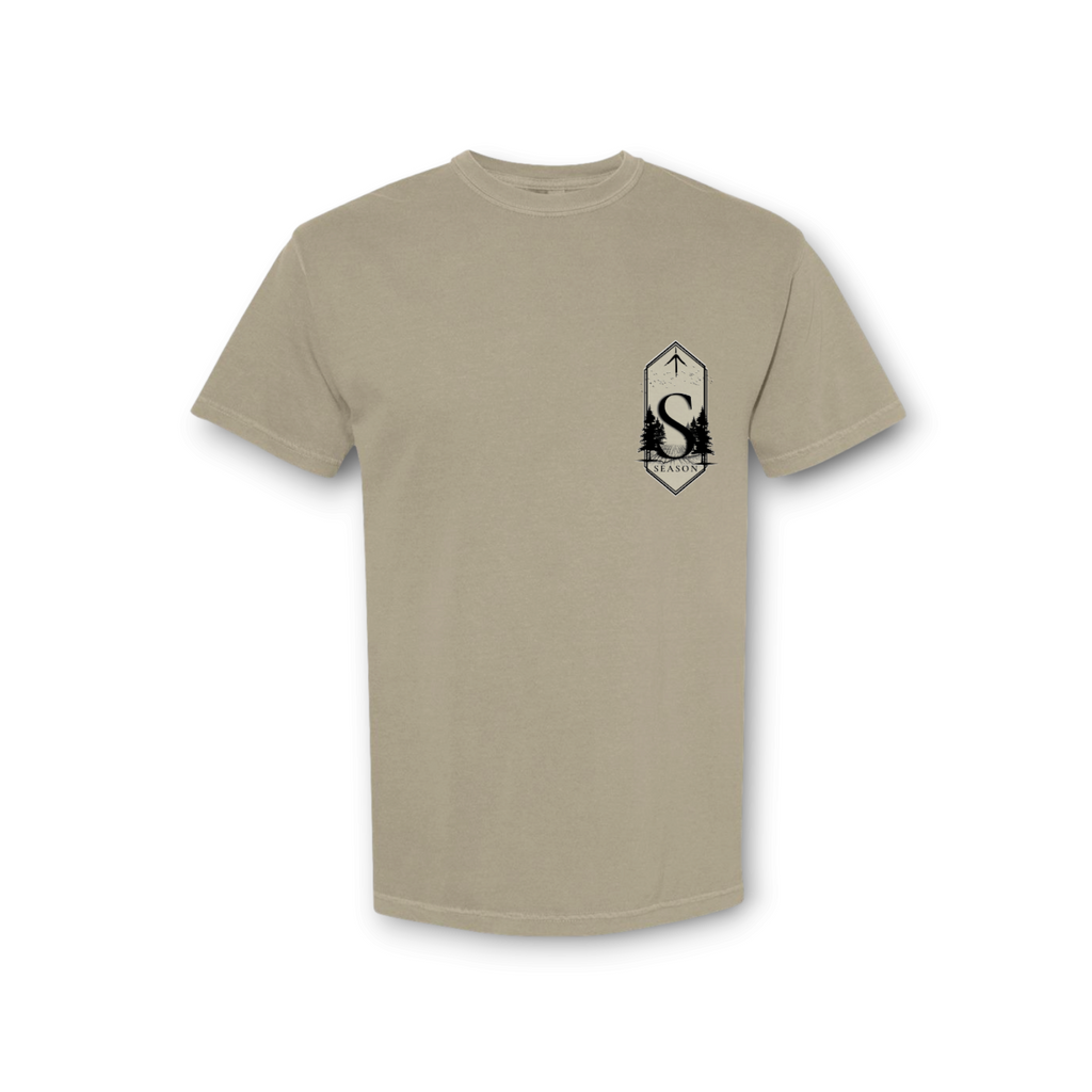 Season GAME TAG DEER sandstone t-shirt in soft ring-spun cotton with a small chest graphic of a deer and pine trees.