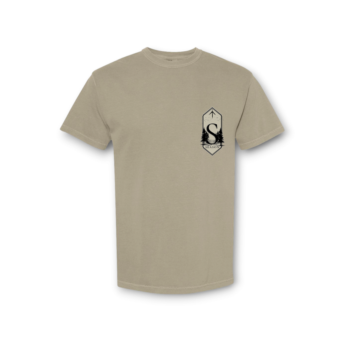 Season GAME TAG DEER sandstone t-shirt in soft ring-spun cotton with a small chest graphic of a deer and pine trees.